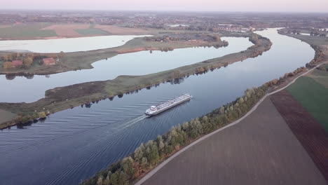 Luftaufnahme-Eines-Frachtschiffes,-Das-Auf-Einem-Fluss-Segelt