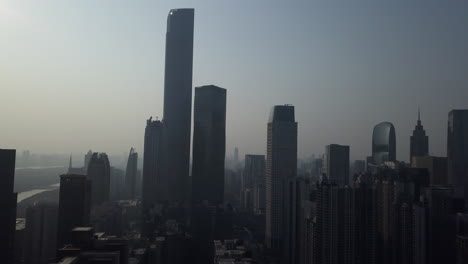 Toma-Aérea-Del-Distrito-De-Construcción-Central-De-La-Mega-Ciudad-De-Guangzhou-Con-Rascacielos-De-Oficinas-En-Un-Día-Soleado-Por-La-Tarde