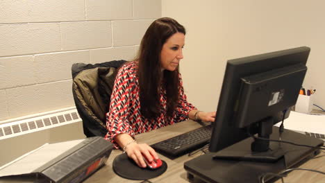 Office-worker-working-on-her-computer-in-a-small-office