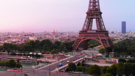 Vista-Aérea-De-La-Torre-Eiffel-Al-Amanecer,-París,-Francia