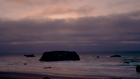 Wunderschöner-Und-Stimmungsvoller-Wolkenzeitraffer-über-Table-Rock-In-Bandon,-Küste-Von-Oregon,-USA
