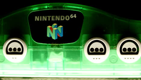 Parte-Delantera-De-La-Consola-Verde-Nintendo-64-Desliza-Hacia-La-Izquierda