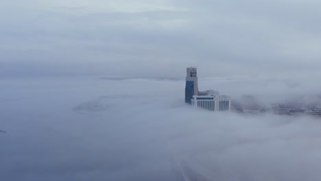 Fronleichnam-Liegt-Im-Nebel-Und-Lässt-Nur-Das-Höchste-Gebäude-Erkennen