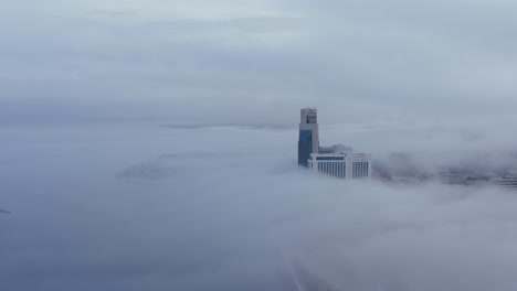 Corpus-Christi-Está-Bajo-Niebla-Revelando-El-Edificio-Más-Alto-Solamente