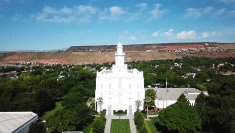 Disparo-De-Drone-Volando-Alto-Y-Hacia-El-Templo-De-San-Jorge