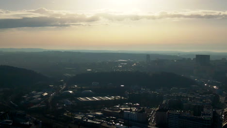 Frente-Al-Sol-Cálido-Nubes-Drone-Luz-Directa-Praga