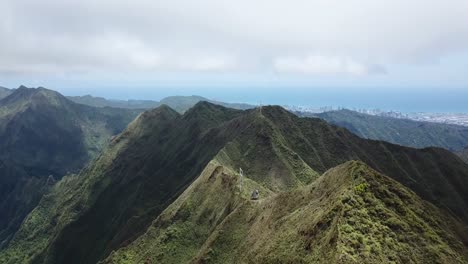 Drohne-4000-Fuß-Hoch-In-Der-Luft-In-Oahu,-Um-Eine-Aufnahme-Des-Berggipfels-Der-Treppe-Zum-Himmel-Zu-Machen,-Nach-Oben-Zu-Schwenken-Und-Die-Aussicht-Freizugeben