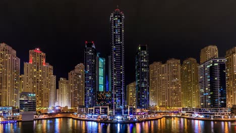 Este-Es-Un-Video-De-Lapso-De-Tiempo-De-4k-Tomado-Que-Muestra-El-Puerto-Deportivo-De-Dubai-Y-El-Horizonte-De-Jbr-En-La-Noche-Con-Barcos-Y-Yates-Moviéndose-A-Través-Del-Agua