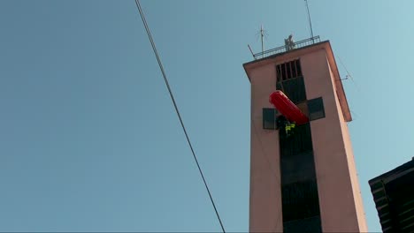 Feuerwehrmann-Zieht-Bei-Übungsübung-Trage-Aus-Turmfenster