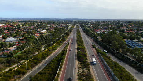 Disparo-De-Drones-Desciende-Sobre-El-Tráfico-Que-Fluye-A-Través-De-Erindale-Road-En-Perth,-Australia-Occidental