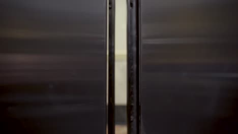 Aufzugstüren-öffnen-Sich-Und-Geben-Den-Blick-Auf-Die-Marmorwand-Frei
