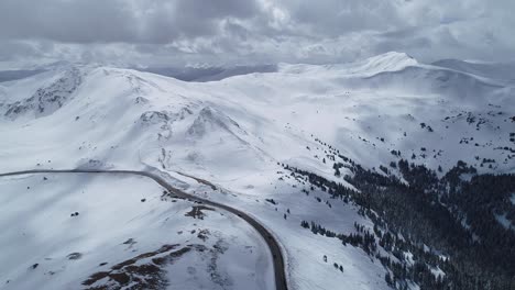 Tormenta-Avecinándose-Sobre-Los-Picos-En-Loveland-Pass,-Colorado
