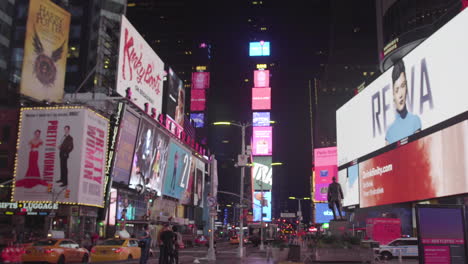 Times-Square-En-Nueva-York-Por-La-Noche-Con-Pantallas-Publicitarias-4k