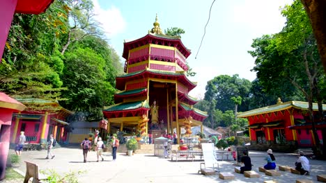 Templo-Tailandés-Con-Gente-Rezando-Y-Turistas-Viendo