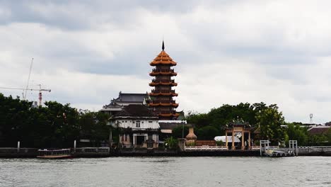 Che-Chin-Khor-Temple-and-Pagoda-at-Chaophraya-River-is-famous-to-devotees-and-for-sketchers,-photographers,-and-tourist-from-around-the-world