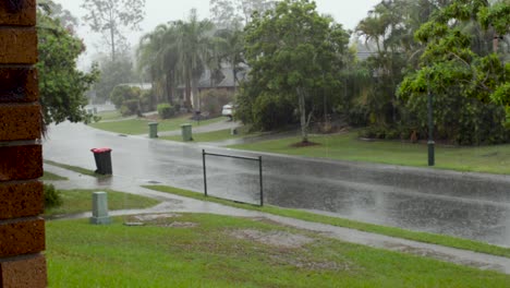 An-Einem-Stürmischen-Tag-Fährt-Ein-Auto-Vorbei,-Während-In-Brisbane-Heftiger-Regen-Fällt
