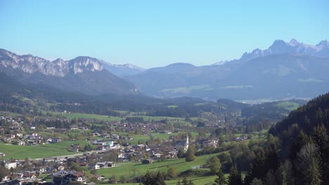 Toma-Panorámica-Del-Valle-En-Los-Alpes-De-Austria-Y-Montañas-En-Segundo-Plano