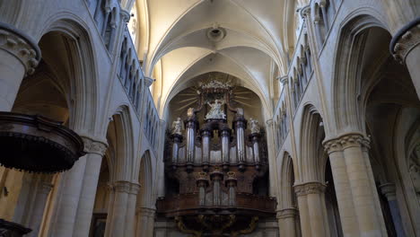 Hermosa-Vista-Del-órgano-De-Tubos-De-La-Basílica-De-Nuestra-Señora-En-Tongeren