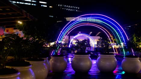 Un-Paseo-Con-Forma-De-Jardín-En-La-Azotea-Es-Una-De-Las-Atractivas-Comodidades,-Especialmente-Durante-Las-Noches-En-Ayala-Mall-Cebu,-Uno-De-Los-Centros-Comerciales-Más-Populares-De-Filipinas