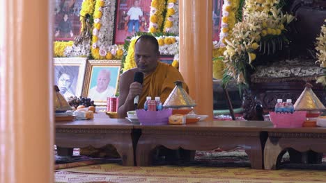 Monje-Budista-Cantando-Mantra-En-La-Pagoda