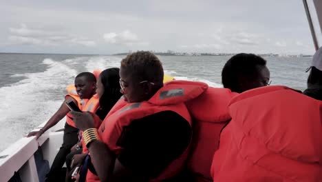 Afrikanische-Touristen-Auf-Schnellbootfahrt-Aus-Mosambik,-Zeitlupe
