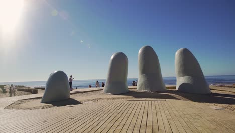 Orbital-Die-Handstatue-In-Punta-Del-Este-Mit-Meereshintergrund