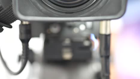 Blick-Auf-Das-Objektiv-Einer-Studiokamera,-Während-Diese-Auf-Ihrem-Mechanischen-Rig-Nach-Oben-Kippt