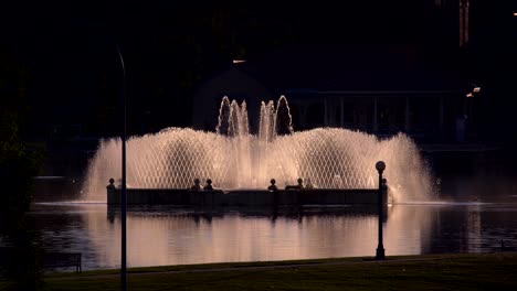 Beleuchteter-Brunnen-Im-Denver-City-Park,-Denver,-Colorado