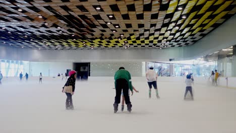 Familias-Filipinas-Disfrutando-De-Las-Instalaciones-De-Patinaje-Sobre-Hielo-Dentro-Del-Centro-Comercial-Sm-Seaside-Mall-En-Propiedades-De-La-Carretera-Sur,-Ciudad-De-Cebú,-Filipinas