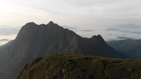 Montañas-Tropicales-Más-Altas-De-La-Selva-Tropical-Brasileña-Con-Excursionistas-En-La-Cumbre,-Pico-Caratuva-Y-Pico-Paraná,-Brasil,-Sudamérica
