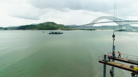 Drohnenaufnahmen-Eines-Im-Bau-Befindlichen-Docks-Und-Der-Hauptbrücke-Des-Panamakanals-Im-Vordergrund