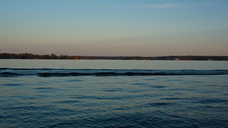 Motorboot-Fährt-Bei-Sonnenuntergang-Auf-Dem-See-Vorbei