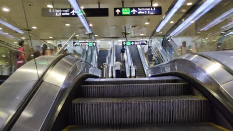 Una-Escalera-Mecánica-Vacía-En-El-Metro-Del-Aeropuerto-De-Nueva-Delhi-Moviéndose-Hacia-Adelante-Hacia-La-Parte-Superior