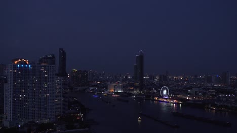 Vista-Panorámica-Del-Horizonte-De-La-Ciudad-De-Bangkok-Por-La-Noche-Con-Rueda-De-La-Fortuna,-Tailandia