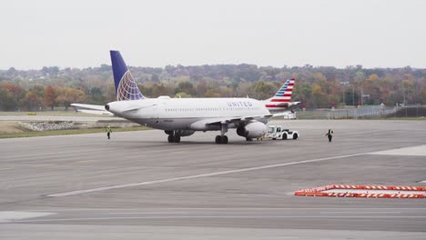 Un-Gran-Avión-Comercial-Es-Empujado-Hacia-Atrás-Desde-La-Terminal-Para-Prepararse-Para-El-Despegue