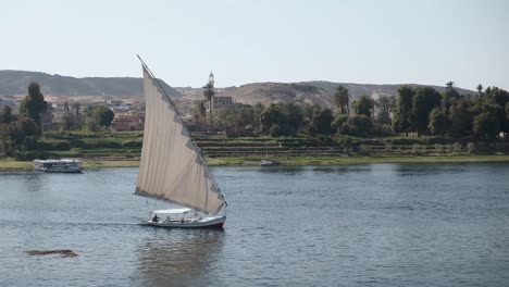 Navegando-Por-El-Nilo-En-Egipto-En-Un-Crucero