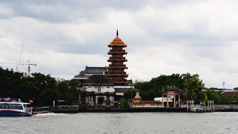 Che-Chin-Khor-Temple-and-Pagoda-at-Chaophraya-River-is-famous-to-devotees-and-for-sketchers,-photographers,-and-tourist-from-around-the-world