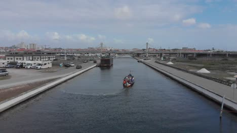 Aerial-footage-from-one-of-Aveiro´s-coastal-canals-and-it´s-traditional-boats,-the-Moliceiros