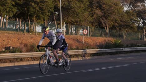 Vater-Und-Kleiner-Sohn-Während-Der-Kapstadt-Radtour-Im-Tandem,-Zeitlupe