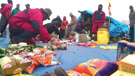 Himalaya-Bergsteiger-Im-Himalaya-Mit-Lebensnotwendigen-Gütern