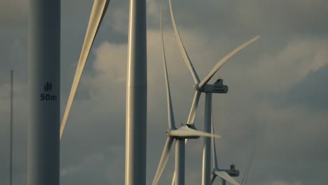 Windkraftanlagen-Mit-Rotierenden-Rotorblättern-In-Einem-Testzentrum-Für-Windkraftanlagen