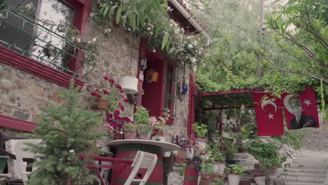 Traditionelles-Türkisches-Dorfhaus-Mit-Wunderschönem-Garten-Und-Türkischer-Flagge