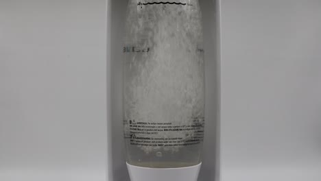 Sifon-De-Soda-En-Botella-De-Agua-Mineral,-Aislado-Sobre-Fondo-Blanco.