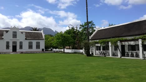 La-Verde-Y-Exuberante-Finca-Weltevreden-En-Los-Viñedos-De-Stellenbosch,-Cerca-De-Ciudad-Del-Cabo