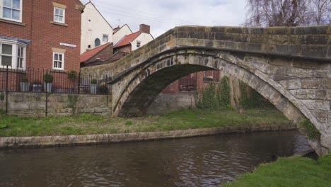 Eine-Schmale-Mittelalterliche-Steinbrücke-In-Stokesley