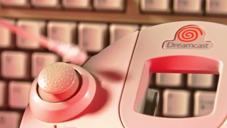 Limpieza-Del-Controlador-Sega-Dreamcast-Con-Teclado-En-Segundo-Plano-Deslizar-Hacia-La-Derecha