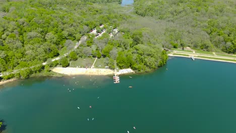 Luftaufnahme-Eines-Wunderschönen-Kleinen-Strandes-An-Einem-See,-Eingebettet-In-Die-Dichten-Waldberge-Von-Wisconsin,-USA