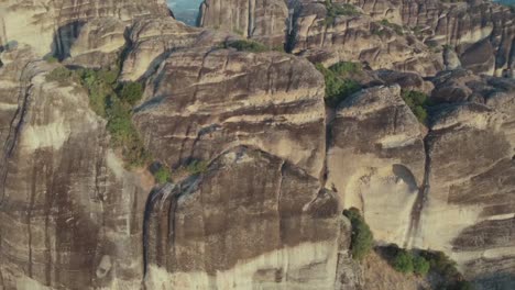 Filmische-Drohnenaufnahme,-Die-Während-Des-Sonnenaufgangs-In-Griechenland-über-Die-Meteora-Felsen-Fliegt
