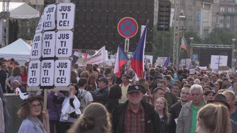 Multitud-De-Personas-Con-Grandes-Pancartas-Caminando-Durante-La-Manifestación-En-La-República-Checa-Contra-El-Primer-Ministro-Andrej-Babis-Y-El-Presidente-Milos-Zeman,-Primer-Plano