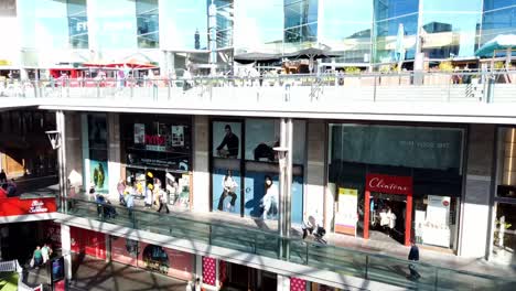 Bewegungsrafferansicht-Des-Einkaufszentrums-Liverpool-One-An-Einem-Geschäftigen,-Sonnigen-Tag